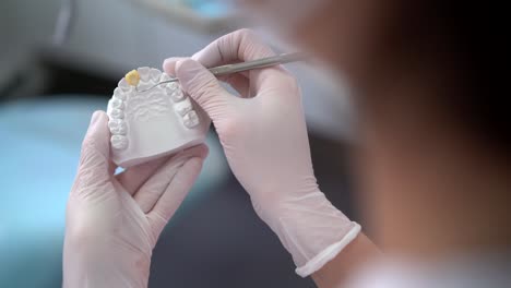 dentista de cultivo haciendo el molde de la mandíbula