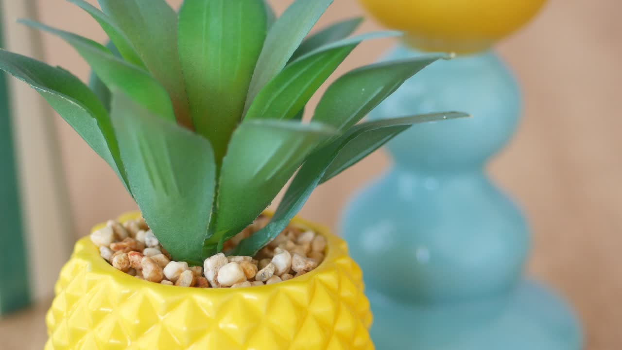 수풀이 있는 파인애플 플랜터