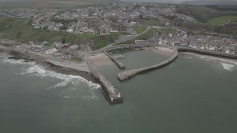 vistas aéreas del pequeño puerto escocés en la ciudad de cullen