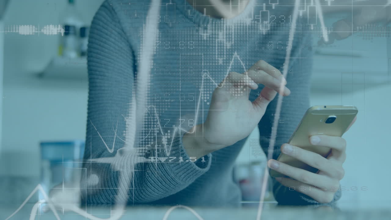 animazione dell'elaborazione dei dati su un uomo biraciale che utilizza uno smartphone