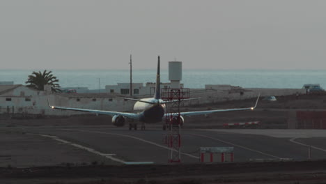 Avión-Rodando-En-El-Aeropuerto