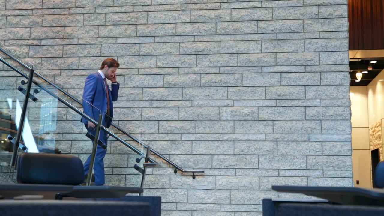 사무실 4k에서 휴대 전화로 이야기하는 사업가