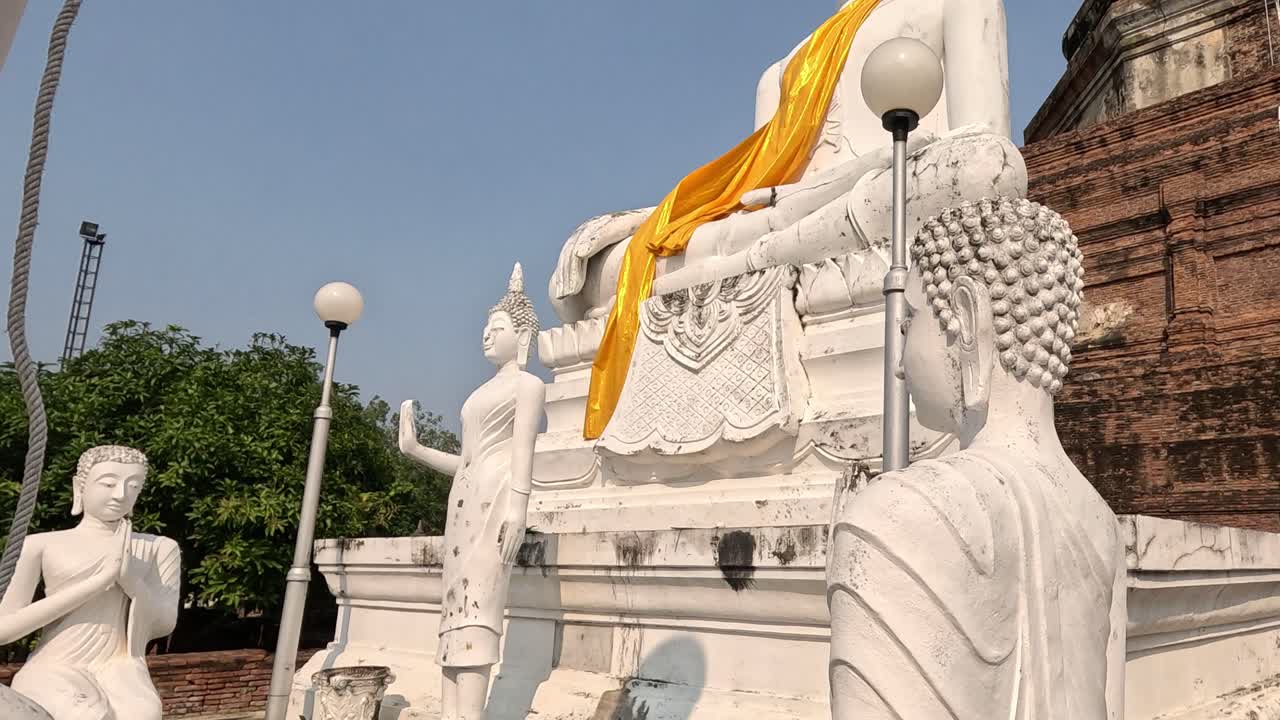 큰 부처 동상 위에 노란색 천을 고