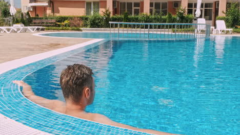 joven feliz en la piscina.