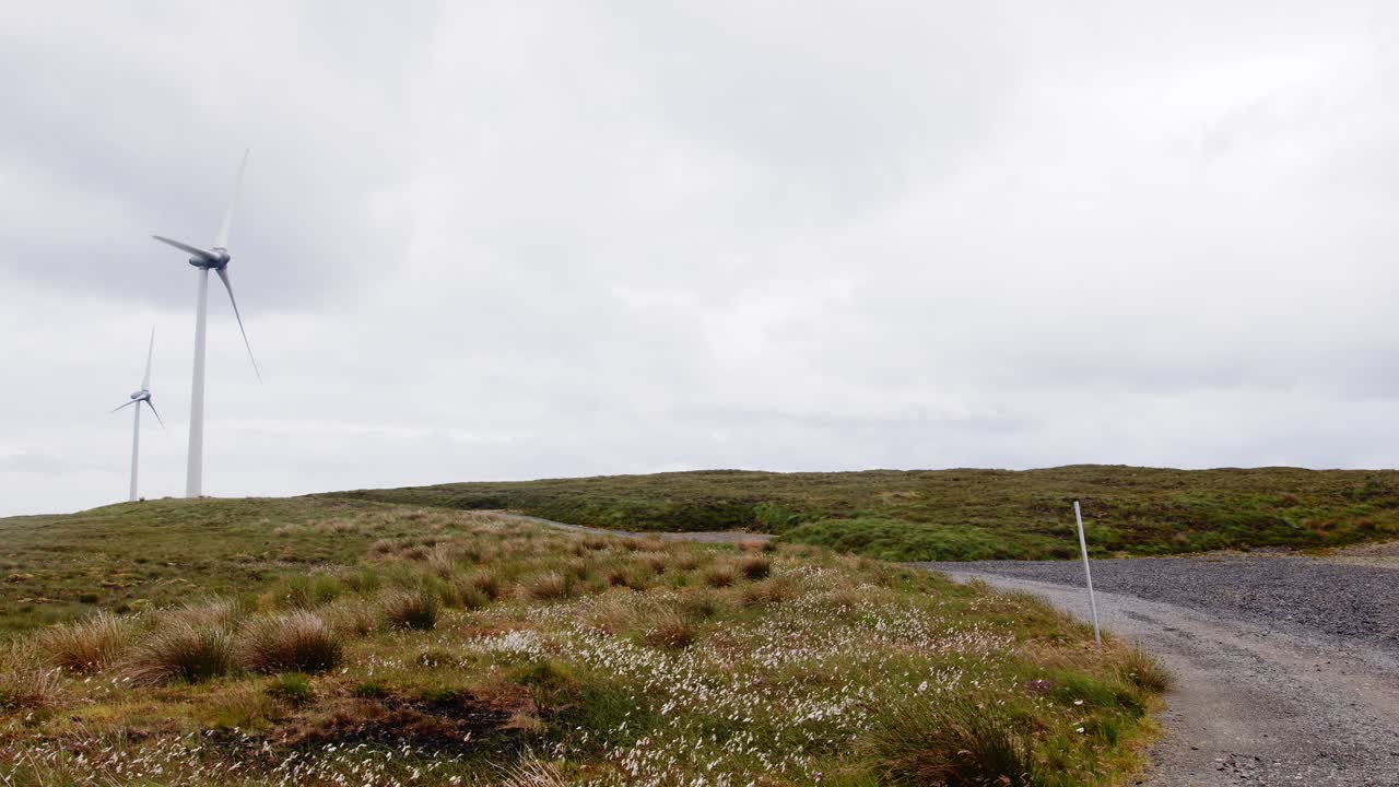 헤브리드 제도 에서 강한 바람 에 전력 을 생산 하는 풍력 발전소 의 사진