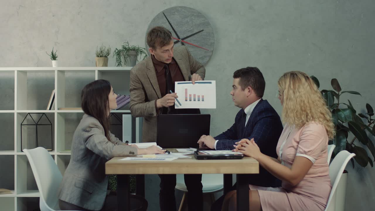 уверенный босс разговаривает с сотрудниками, давая задачи