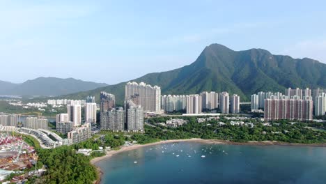 vista aérea del área de hong kong wu kai sha con un moderno complejo de edificios residenciales y la bahía abierta del puerto de tolo