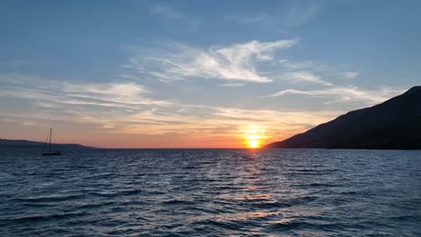hermosa puesta de sol en la playa
