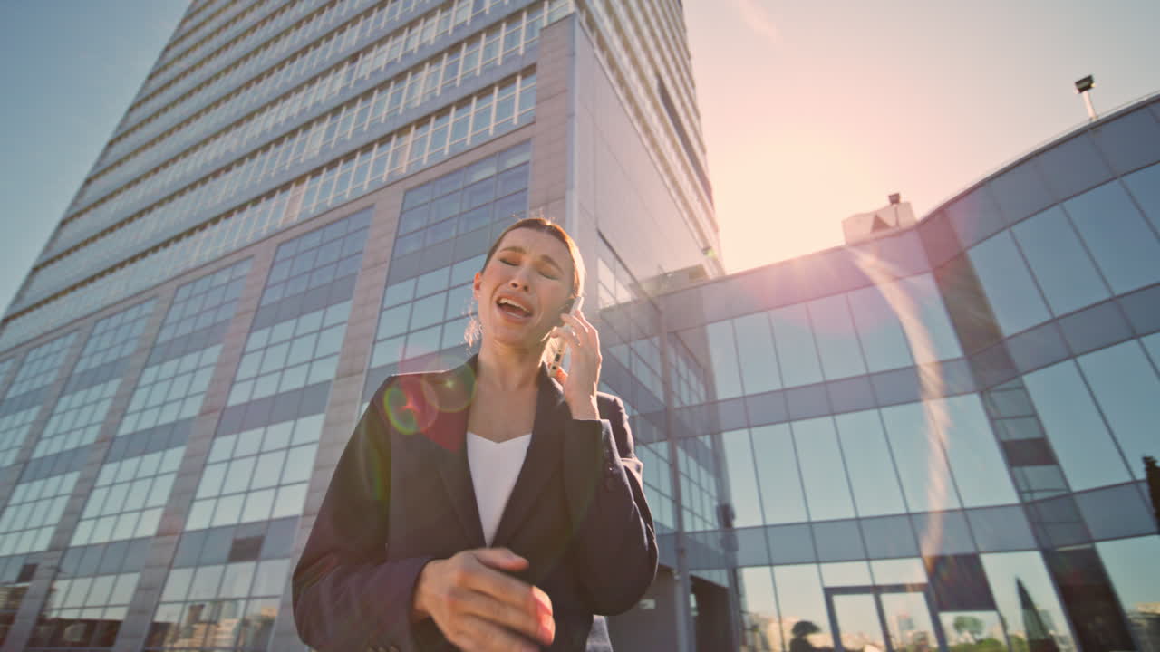 mujer nerviosa quejándose de teléfono inteligente en la calle soleada de cerca. gerente llamando