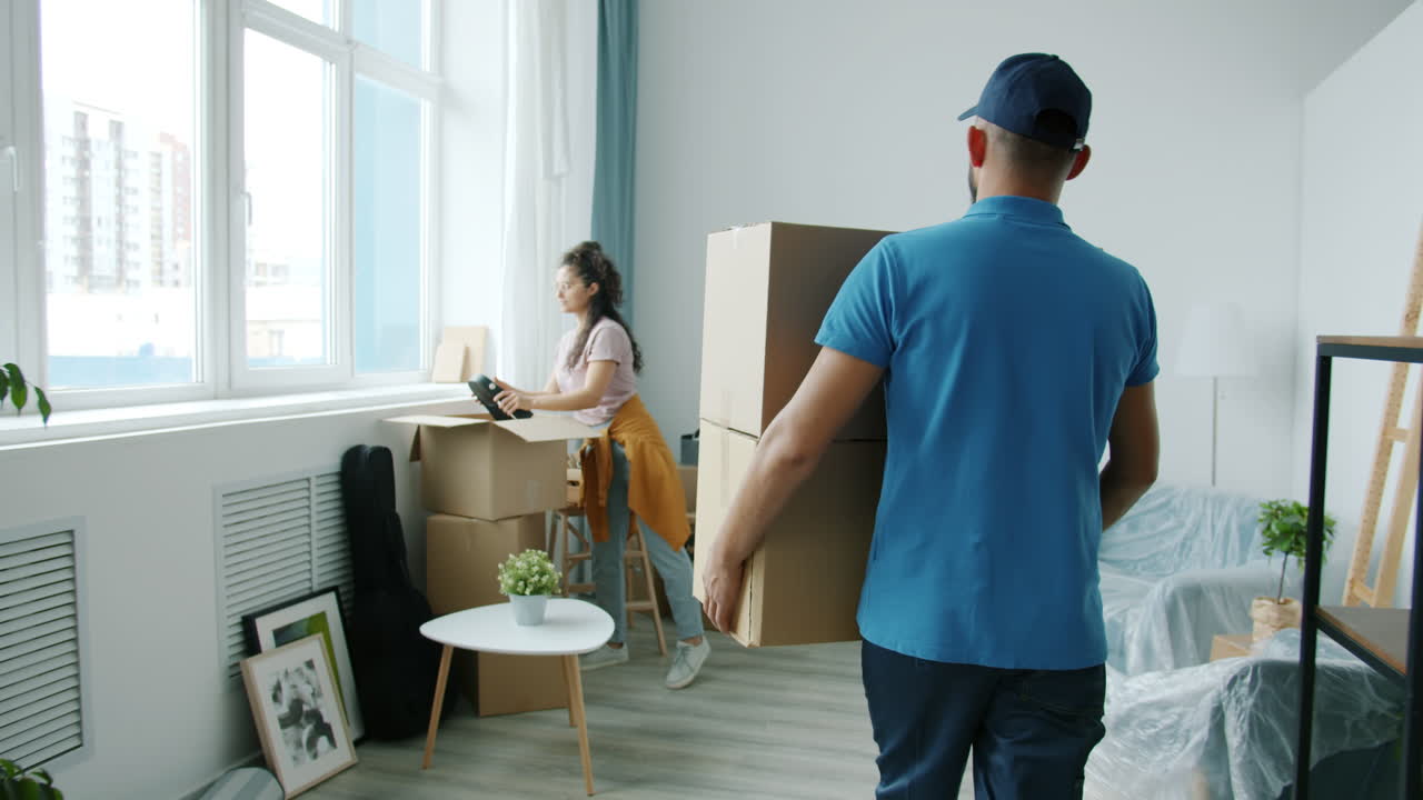 pareja que se muda a un nuevo hogar