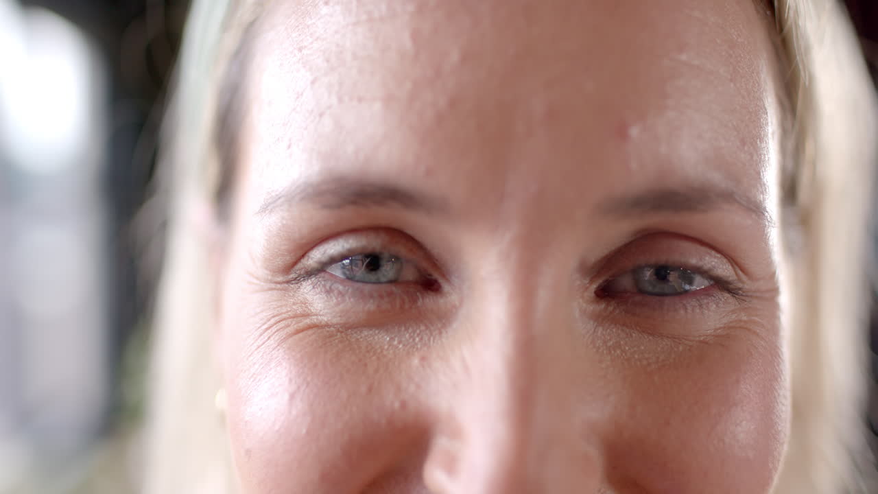 복사 공간 을 가진 사무실 에서 미소 짓는 백인 사업가 의 초상화