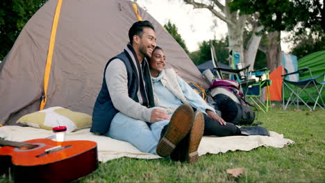 pareja feliz, abrazar y relajarse en el campamento por tienda de campaña