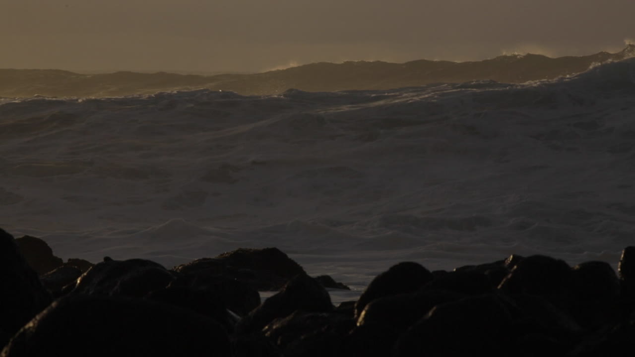 enormes olas entran y chocan contra una costa rocosa 5