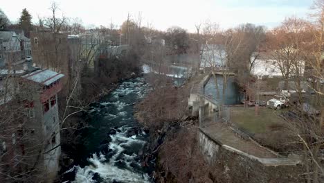 Wappingers-Creek-Se-Muestra-Fluyendo-Cerca-Del-Centro-De-Wappingers-Falls-En-Este-Video-Aéreo-De-1080