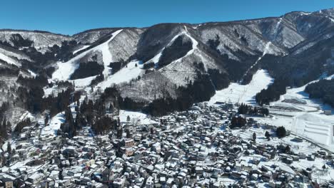 Toma-Aérea-De-Establecimiento-De-La-Aldea-Japonesa-De-La-Estación-De-Esquí-De-Montaña-Nozawaonsen