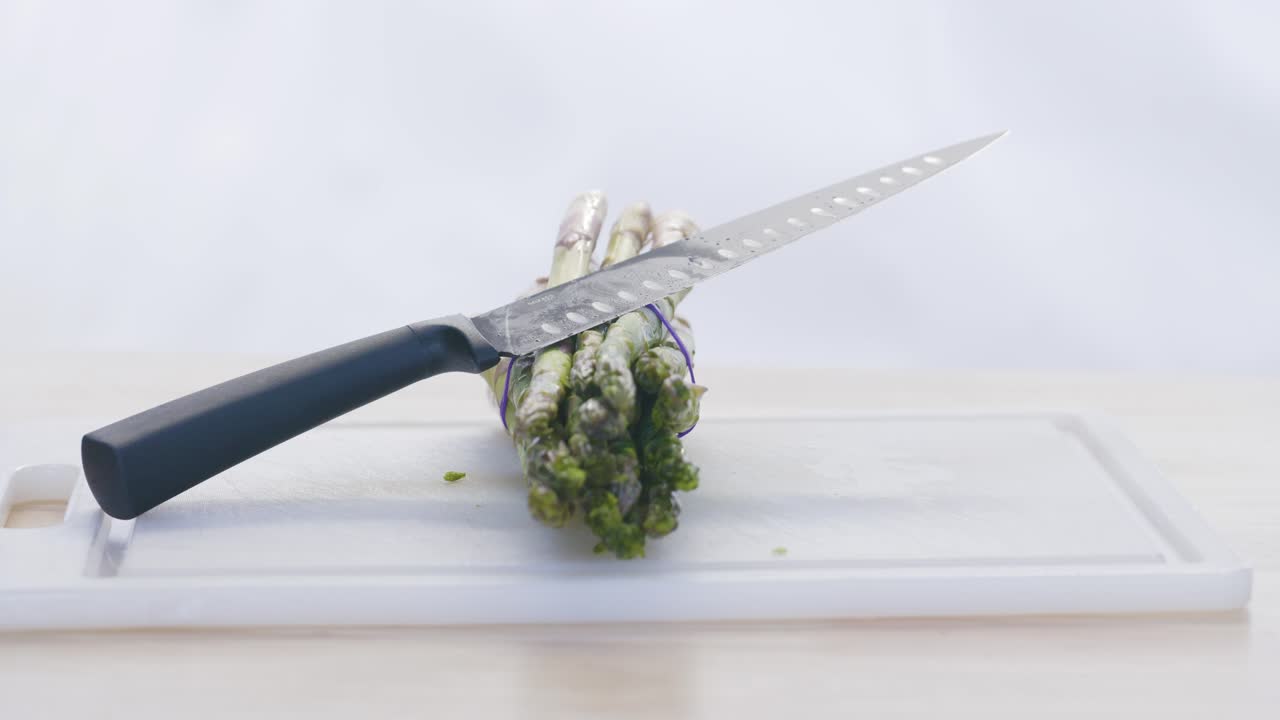 Belleza natural de espárragos verdes expuestos sobre una tabla de cortar