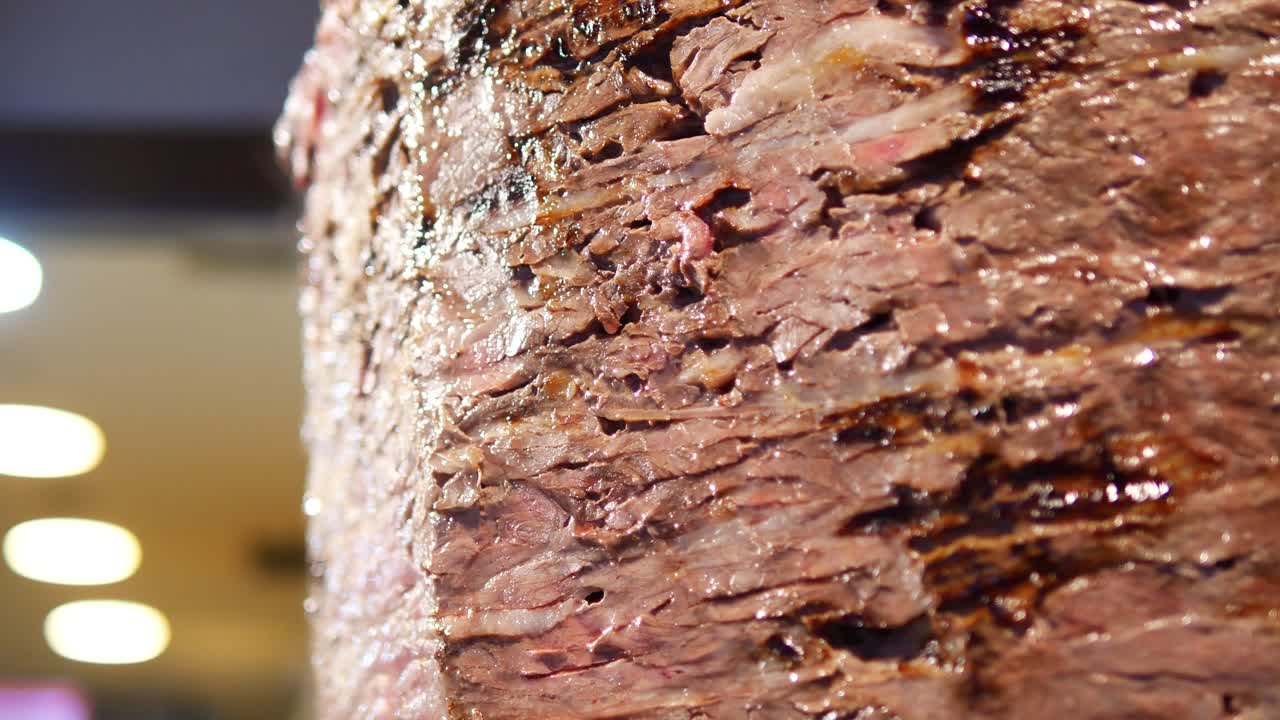 Primo piano di carne per Döner Kebab su girarrosto