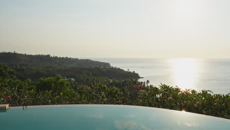 Puesta-De-Sol-Junto-A-La-Piscina-En-La-Villa-Tropical-De-Lombok