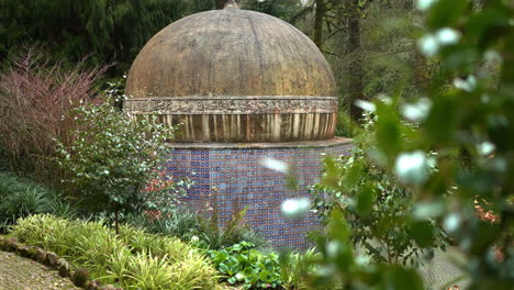 cúpula islámica en un entorno de jardín