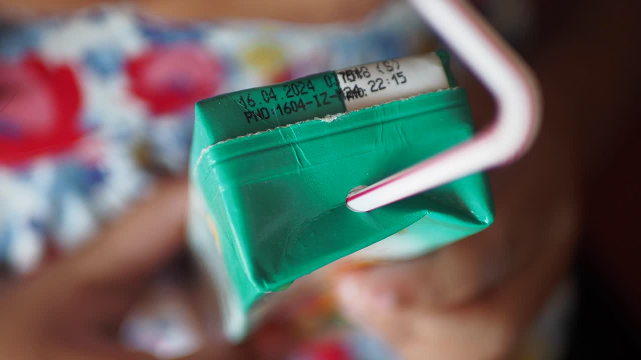 빨간색과 색의 을 가진 초록색 주스 상자 근처