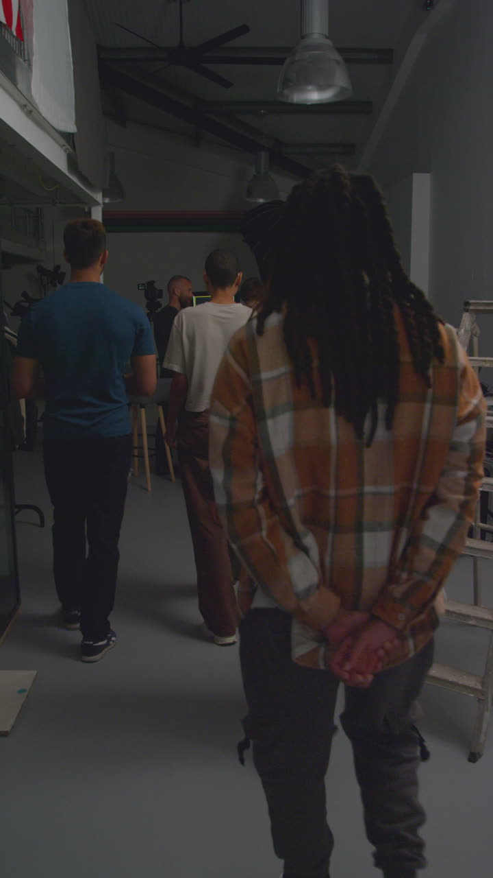 video vertical de actores que se encuentran con la directora de cine y el equipo en el set de filmación filmando una película o video en el estudio