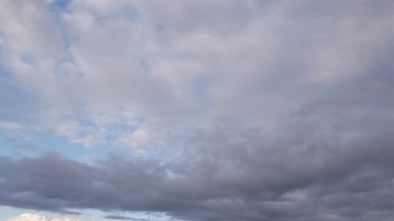 타임스 하늘과 검은 구름, 어두운 회색 폭풍 구름, 극적인 하늘, 어두움에서 조명, 폭풍이 흐르는 구름, 아름다운 자연, 해가 지는 시간에 타임 스 폭풍구름, 끔찍한 날씨