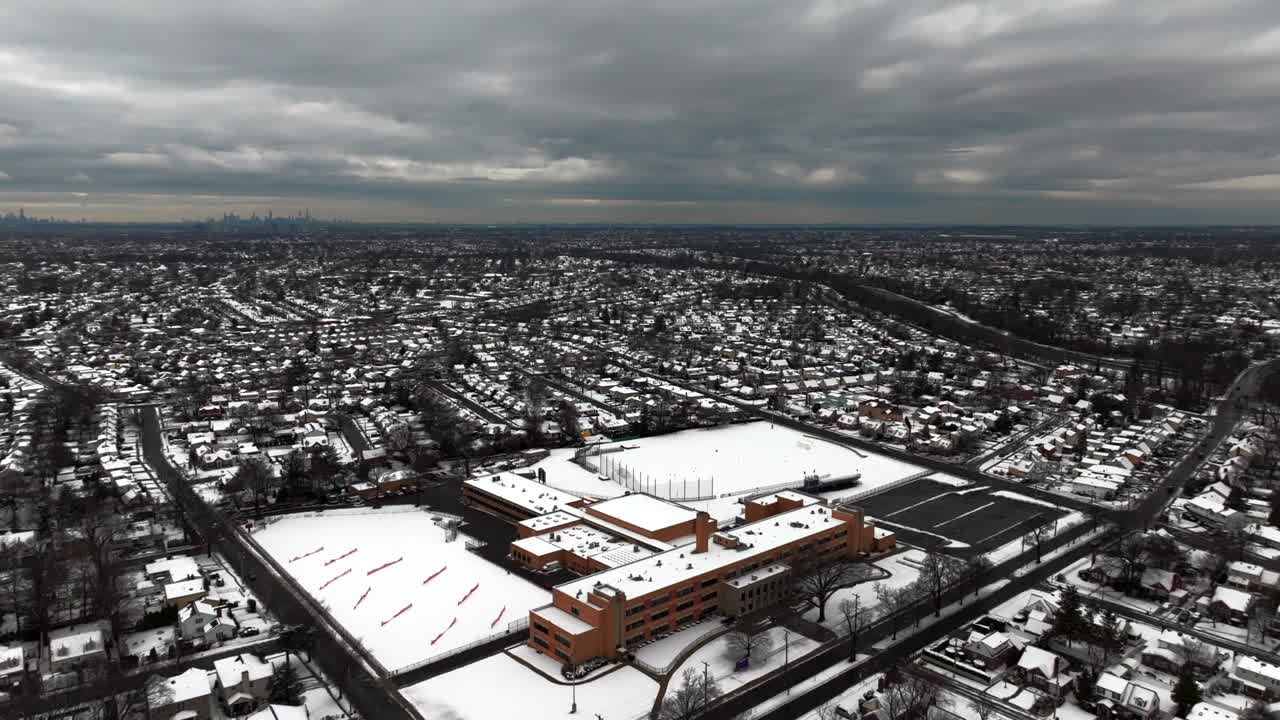 눈이 내린 후 조용한 교외 동네의 공중 전망, 그 지역은 구름이 많은 날 눈으로 여 있습니다.