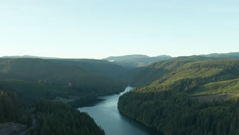 Toma-De-Drones-Del-Río-Clackamas-En-Oregon-Durante-El-Amanecer-Con-Una-Carretera-A-La-Izquierda