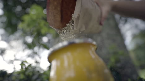 Yerba-Mate-In-Einem-Mate-Kürbis-Servieren,-Ein-Traditionelles-Südamerikanisches-Ritual,-Das-Die-Kunst-Der-Mate-Zubereitung-Darstellt