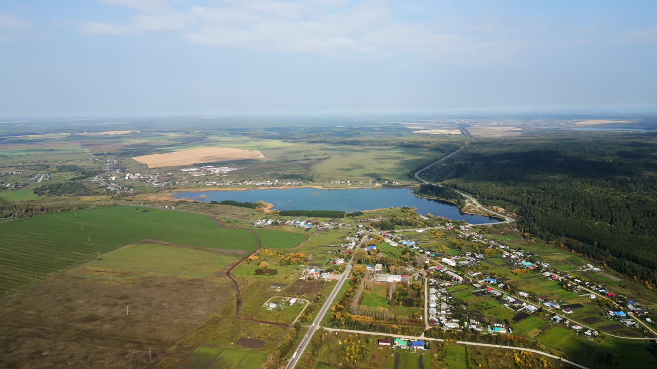 vista aérea de una aldea rural junto a un lago