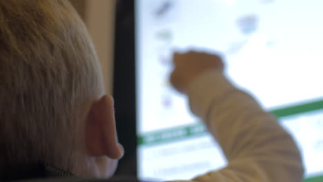 Child-making-food-order-with-self-service-machine