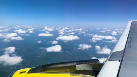 fotos aéreas desde una ventana de un avión boeing 747, paisaje nuboso durante el viaje