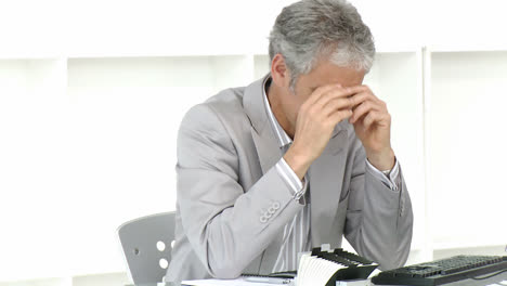 hombre de negocios cansado en el trabajo