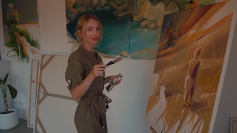mujer artista pintando en el estudio