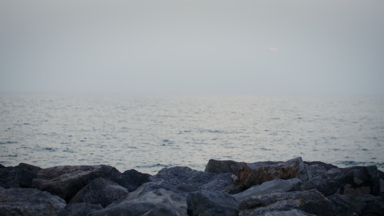 해가 지는 동안 해변을 고 있는 부부