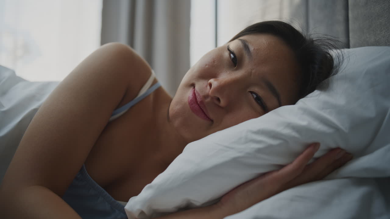 침대에서 자고 있는 여자