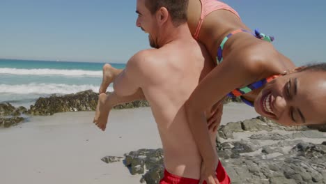 una joven pareja junto al mar