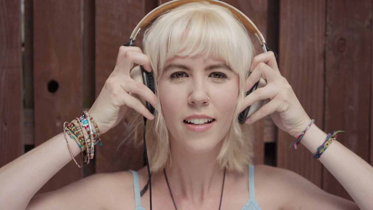 음악 을 듣고 있는 행복 한 아름다운 백인 여자 의 느린 동작 의 초상화