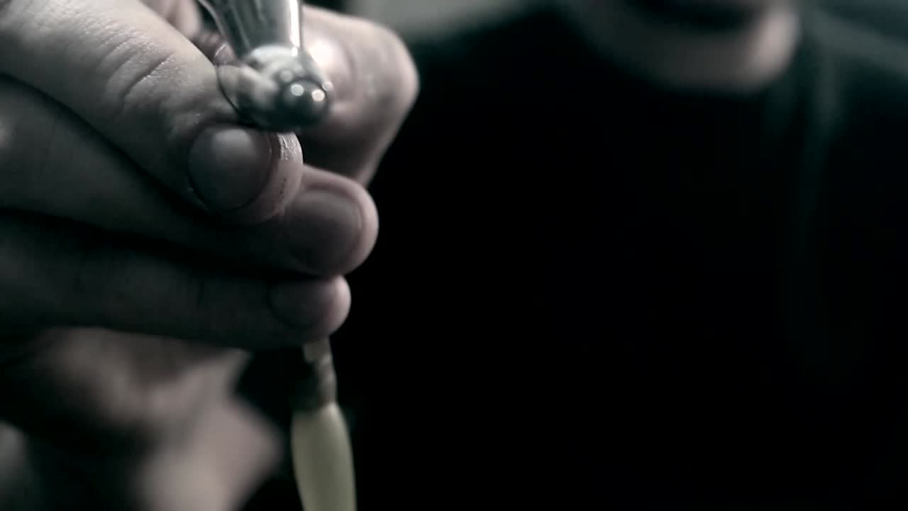 primer plano de las manos preparando comida y reflejos de luz