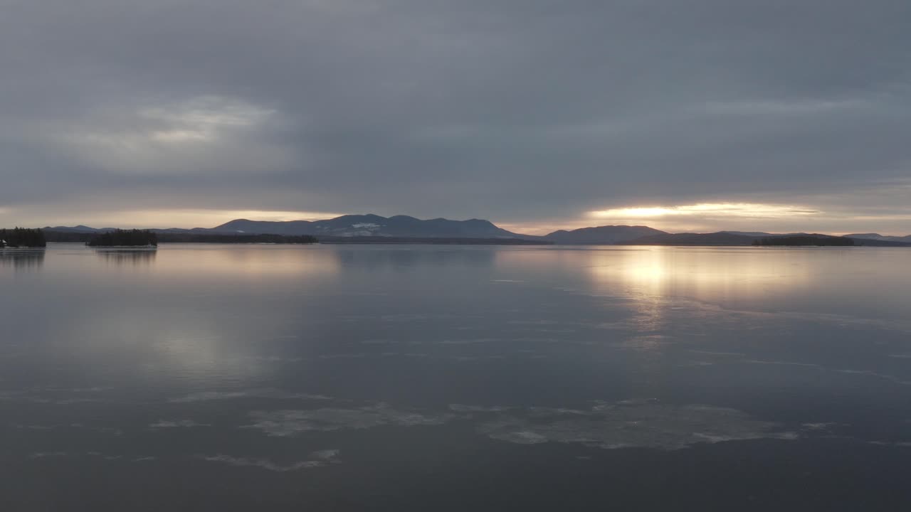 황금 시간에 무스헤드 호수에 얼음이 형성되는 멋진 공중 전망