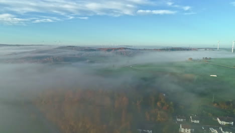 fantástico paisaje otoñal de la campiña y el pueblo de alemania, vista de drones