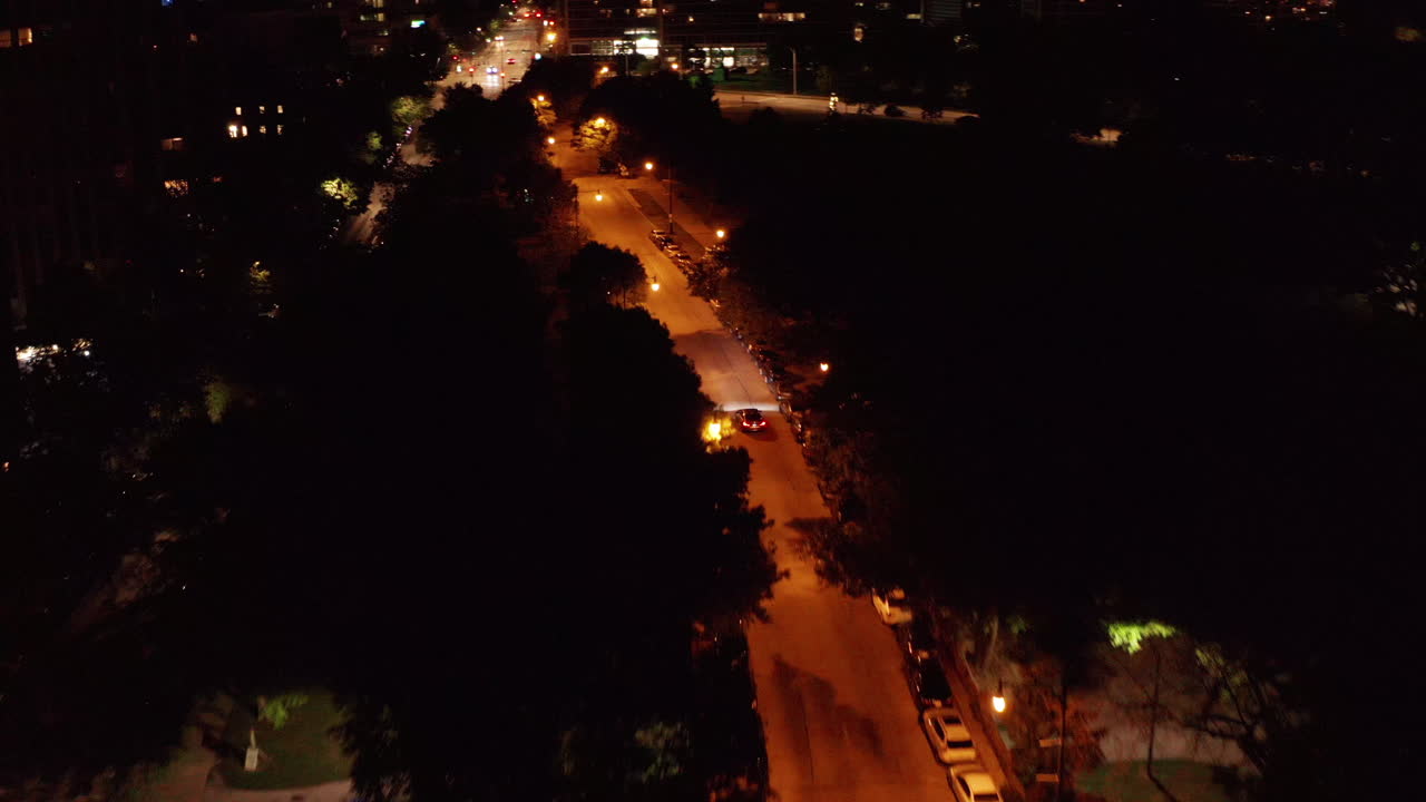 밤에 도시 도로의 놀라운 공중 전망