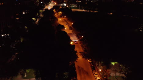 Una-Asombrosa-Vista-Aérea-De-La-Carretera-De-La-Ciudad-Por-La-Noche