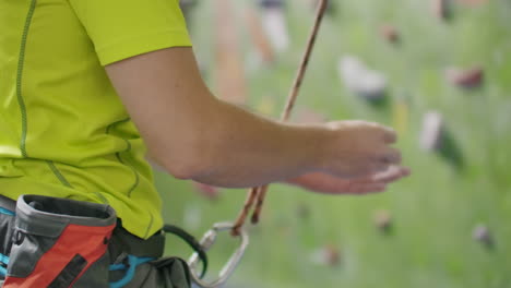 Boulderkletterer-Trainiert-An-Der-Wand-Einer-Indoor-Kletterhalle.-Kletterer-Trainieren-An-Der-Kletterwand.-Athletischer-Mann-Trainiert-Klettern-In-Einer-Sporthalle.