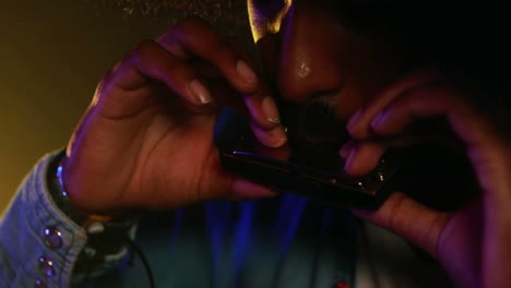 hombre tocando la armónica en un club nocturno 4k