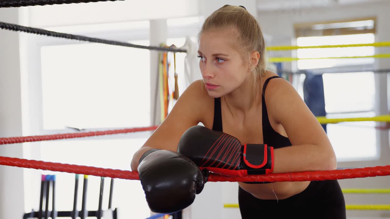 여자 권투 선수가 권투 링 4k에 서 있습니다.