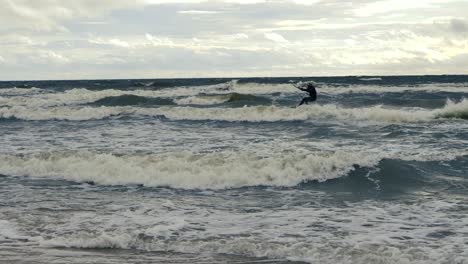 Ein-Kiteboarder-Läuft-Auf-Den-Meereswellen