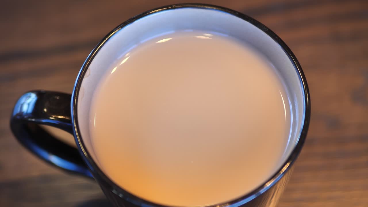 clip tomado en la cafetería de una taza de café negra y marrón con café o té caliente