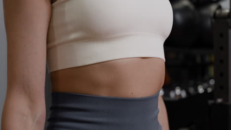 mujer con ropa de entrenamiento