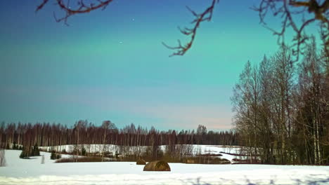 Sterne-Und-Nordlichter-Am-Nachthimmel-über-Der-Verschneiten-Landschaft-Im-Winter